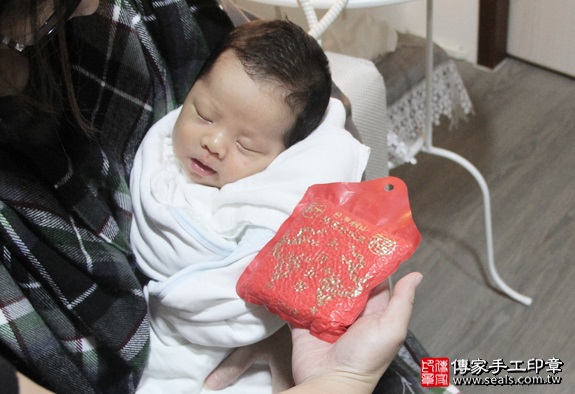 剃胎毛、滿月剃頭、嬰兒剃頭、嬰兒理髮、嬰兒剃髮、嬰兒剃胎毛、嬰兒滿月剃頭、寶寶剃頭、剃胎毛儀式、剃胎毛吉祥話、滿月剃頭儀式、滿月剃頭吉祥話、寶寶剃胎毛、寶寶滿月剃頭理髮、 新竹市剃胎毛、新竹市滿月剃頭、 新竹市嬰兒剃頭剃胎毛、新竹市嬰兒理髮、新竹市嬰兒剃髮、莊寶寶(新竹市到府嬰兒寶寶滿月剃頭理髮、免費到府嬰兒剃胎毛儀式吉祥話)。到府剃頭剃胎毛主持、專業拍照、DVD光碟、證書。★購買「臍帶章、肚臍章、胎毛筆刷印章」贈送：剃頭、收涎、抓周，三選一。2016.05.24  照片6