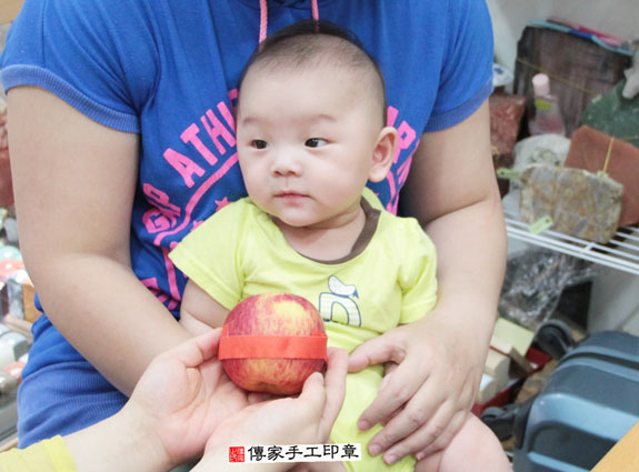 黃寶寶(新北永和區嬰兒寶寶滿月剃頭理髮、免費嬰兒剃胎毛儀式吉祥話)。中國風會場，爸媽寶貝免費穿「日中韓」古裝禮服。專業拍照、DVD光碟、證書。★購買「臍帶章、肚臍章、胎毛筆刷印章」贈送：剃頭、收涎、抓周，三選一。 2015.05.31 照片9