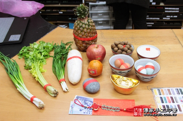 剃胎毛、滿月剃頭、嬰兒剃頭、嬰兒理髮、嬰兒剃髮、嬰兒剃胎毛、嬰兒滿月剃頭、寶寶剃頭、剃胎毛儀式、剃胎毛吉祥話、滿月剃頭儀式、滿月剃頭吉祥話、寶寶剃胎毛、寶寶滿月剃頭理髮、新北永和區剃胎毛、新北永和區滿月剃頭、新北永和區嬰兒剃頭剃胎毛、新北永和區嬰兒理髮、新北永和區嬰兒剃髮、黃寶寶(新北永和區嬰兒寶寶滿月剃頭理髮、免費嬰兒剃胎毛儀式吉祥話)。中國風會場，爸媽寶貝免費穿「日中韓」古裝禮服。專業拍照、DVD光碟、證書。★購買「臍帶章、肚臍章、胎毛筆刷印章」贈送：剃頭、收涎、抓周，三選一。2016.02.25 照片1