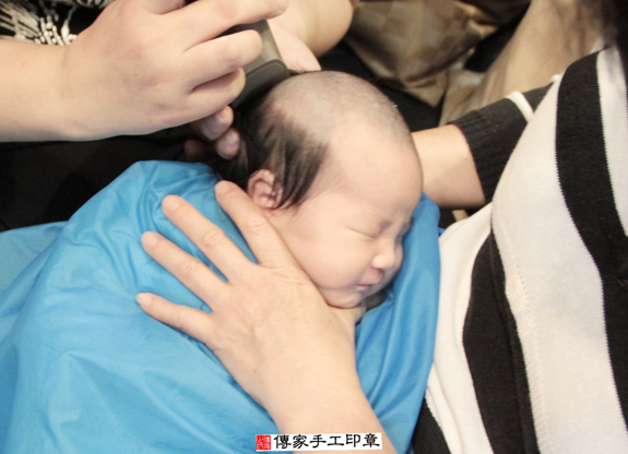 劉寶寶(新北新店區到府嬰兒寶寶滿月剃頭理髮、免費到府嬰兒剃胎毛儀式吉祥話)。到府剃頭剃胎毛主持、專業拍照、DVD光碟、證書。★購買「臍帶章、肚臍章、胎毛筆刷印章」贈送：剃頭、收涎、抓周，三選一。2015.12.02 照片15