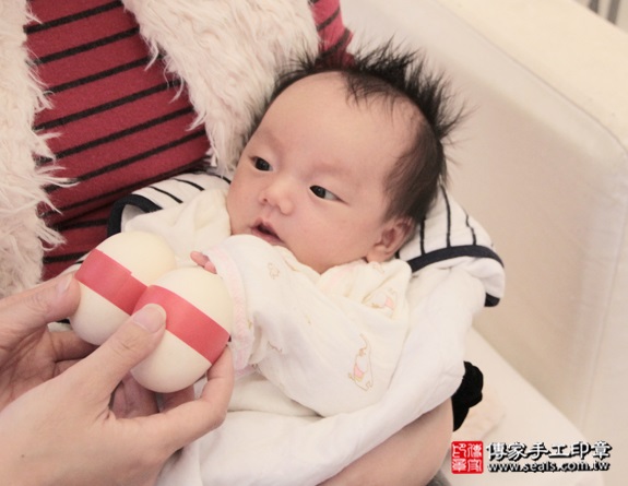 剃胎毛、滿月剃頭、嬰兒剃頭、嬰兒理髮、嬰兒剃髮、嬰兒剃胎毛、嬰兒滿月剃頭、寶寶剃頭、剃胎毛儀式、剃胎毛吉祥話、滿月剃頭儀式、滿月剃頭吉祥話、寶寶剃胎毛、寶寶滿月剃頭理髮、 新北板橋區剃胎毛、新北板橋區滿月剃頭、 新北板橋區嬰兒剃頭剃胎毛、新北板橋區嬰兒理髮、新北板橋區嬰兒剃髮、陳寶寶(新北板橋區到府嬰兒寶寶滿月剃頭理髮、免費到府嬰兒剃胎毛儀式吉祥話)。到府剃頭剃胎毛主持、專業拍照、DVD光碟、證書。★購買「臍帶章、肚臍章、胎毛筆刷印章」贈送：剃頭、收涎、抓周，三選一。2015.12.22 照片4