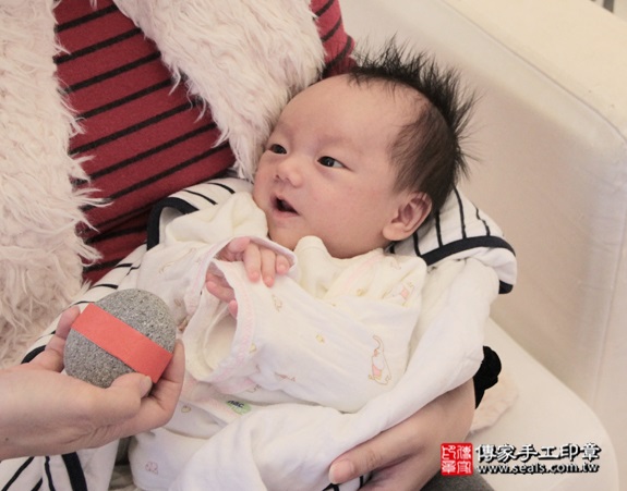 剃胎毛、滿月剃頭、嬰兒剃頭、嬰兒理髮、嬰兒剃髮、嬰兒剃胎毛、嬰兒滿月剃頭、寶寶剃頭、剃胎毛儀式、剃胎毛吉祥話、滿月剃頭儀式、滿月剃頭吉祥話、寶寶剃胎毛、寶寶滿月剃頭理髮、 新北板橋區剃胎毛、新北板橋區滿月剃頭、 新北板橋區嬰兒剃頭剃胎毛、新北板橋區嬰兒理髮、新北板橋區嬰兒剃髮、陳寶寶(新北板橋區到府嬰兒寶寶滿月剃頭理髮、免費到府嬰兒剃胎毛儀式吉祥話)。到府剃頭剃胎毛主持、專業拍照、DVD光碟、證書。★購買「臍帶章、肚臍章、胎毛筆刷印章」贈送：剃頭、收涎、抓周，三選一。2015.12.22 照片5