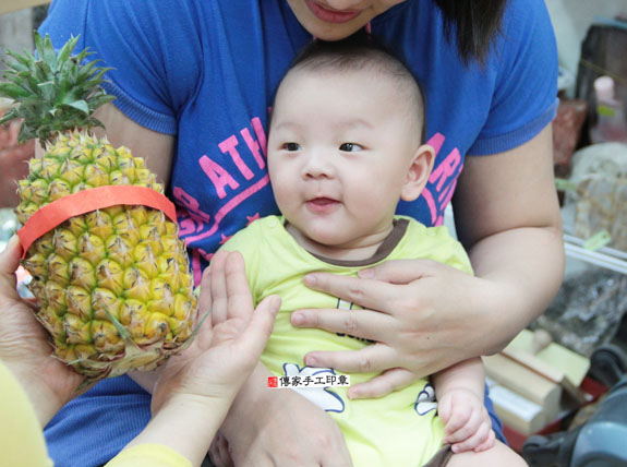 黃寶寶(新北永和區嬰兒寶寶滿月剃頭理髮、免費嬰兒剃胎毛儀式吉祥話)。中國風會場，爸媽寶貝免費穿「日中韓」古裝禮服。專業拍照、DVD光碟、證書。★購買「臍帶章、肚臍章、胎毛筆刷印章」贈送：剃頭、收涎、抓周，三選一。 2015.05.31 照片14