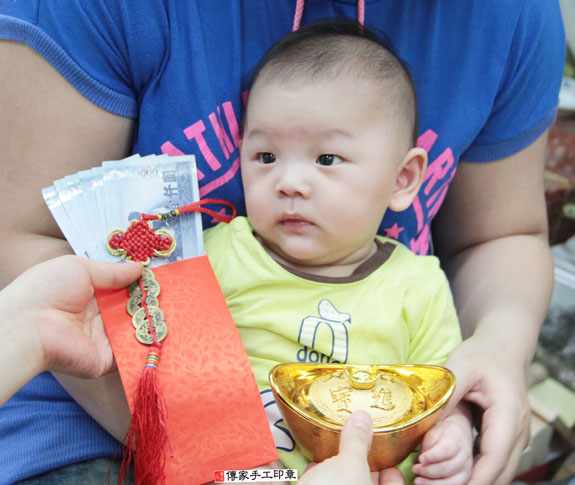 黃寶寶(新北永和區嬰兒寶寶滿月剃頭理髮、免費嬰兒剃胎毛儀式吉祥話)。中國風會場，爸媽寶貝免費穿「日中韓」古裝禮服。專業拍照、DVD光碟、證書。★購買「臍帶章、肚臍章、胎毛筆刷印章」贈送：剃頭、收涎、抓周，三選一。 2015.05.31 照片15