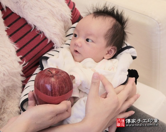 剃胎毛、滿月剃頭、嬰兒剃頭、嬰兒理髮、嬰兒剃髮、嬰兒剃胎毛、嬰兒滿月剃頭、寶寶剃頭、剃胎毛儀式、剃胎毛吉祥話、滿月剃頭儀式、滿月剃頭吉祥話、寶寶剃胎毛、寶寶滿月剃頭理髮、 新北板橋區剃胎毛、新北板橋區滿月剃頭、 新北板橋區嬰兒剃頭剃胎毛、新北板橋區嬰兒理髮、新北板橋區嬰兒剃髮、陳寶寶(新北板橋區到府嬰兒寶寶滿月剃頭理髮、免費到府嬰兒剃胎毛儀式吉祥話)。到府剃頭剃胎毛主持、專業拍照、DVD光碟、證書。★購買「臍帶章、肚臍章、胎毛筆刷印章」贈送：剃頭、收涎、抓周，三選一。2015.12.22 照片7