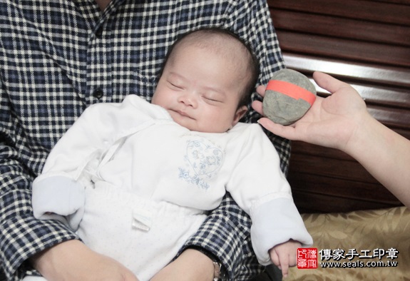 剃胎毛、滿月剃頭、嬰兒剃頭、嬰兒理髮、嬰兒剃髮、嬰兒剃胎毛、嬰兒滿月剃頭、寶寶剃頭、剃胎毛儀式、剃胎毛吉祥話、滿月剃頭儀式、滿月剃頭吉祥話、寶寶剃胎毛、寶寶滿月剃頭理髮、 台北中山區剃胎毛、台北中山區滿月剃頭、 台北中山區嬰兒剃頭剃胎毛、台北中山區嬰兒理髮、台北中山區嬰兒剃髮、鄭寶寶(台北中山區到府嬰兒寶寶滿月剃頭理髮、免費到府嬰兒剃胎毛儀式吉祥話)。到府剃頭剃胎毛主持、專業拍照、DVD光碟、證書。★購買「臍帶章、肚臍章、胎毛筆刷印章」贈送：剃頭、收涎、抓周，三選一。2016.01.31 照片4