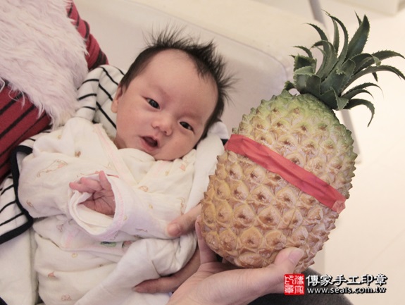 剃胎毛、滿月剃頭、嬰兒剃頭、嬰兒理髮、嬰兒剃髮、嬰兒剃胎毛、嬰兒滿月剃頭、寶寶剃頭、剃胎毛儀式、剃胎毛吉祥話、滿月剃頭儀式、滿月剃頭吉祥話、寶寶剃胎毛、寶寶滿月剃頭理髮、 新北板橋區剃胎毛、新北板橋區滿月剃頭、 新北板橋區嬰兒剃頭剃胎毛、新北板橋區嬰兒理髮、新北板橋區嬰兒剃髮、陳寶寶(新北板橋區到府嬰兒寶寶滿月剃頭理髮、免費到府嬰兒剃胎毛儀式吉祥話)。到府剃頭剃胎毛主持、專業拍照、DVD光碟、證書。★購買「臍帶章、肚臍章、胎毛筆刷印章」贈送：剃頭、收涎、抓周，三選一。2015.12.22 照片9