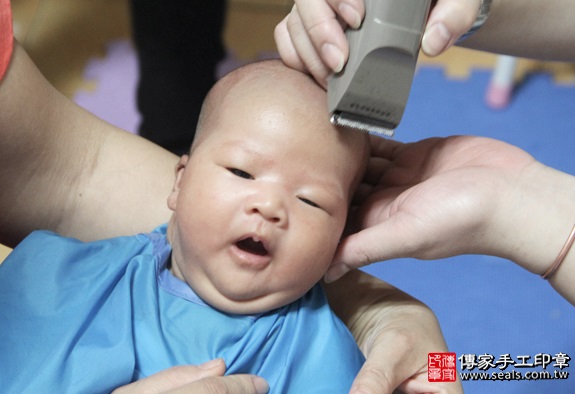 剃胎毛、滿月剃頭、嬰兒剃頭、嬰兒理髮、嬰兒剃髮、嬰兒剃胎毛、嬰兒滿月剃頭、寶寶剃頭、剃胎毛儀式、剃胎毛吉祥話、滿月剃頭儀式、滿月剃頭吉祥話、寶寶剃胎毛、寶寶滿月剃頭理髮、 新北中和區剃胎毛、新北中和區滿月剃頭、 新北中和區嬰兒剃頭剃胎毛、新北中和區嬰兒理髮、新北中和區嬰兒剃髮、李寶寶(新北中和區到府嬰兒寶寶滿月剃頭理髮、免費到府嬰兒剃胎毛儀式吉祥話)。到府剃頭剃胎毛主持、專業拍照、DVD光碟、證書。★購買「臍帶章、肚臍章、胎毛筆刷印章」贈送：剃頭、收涎、抓周，三選一。2016.04.30  照片17