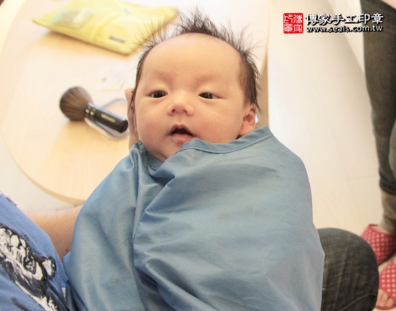 剃胎毛、滿月剃頭、嬰兒剃頭、嬰兒理髮、嬰兒剃髮、嬰兒剃胎毛、嬰兒滿月剃頭、寶寶剃頭、剃胎毛儀式、剃胎毛吉祥話、滿月剃頭儀式、滿月剃頭吉祥話、寶寶剃胎毛、寶寶滿月剃頭理髮、 新北板橋區剃胎毛、新北板橋區滿月剃頭、 新北板橋區嬰兒剃頭剃胎毛、新北板橋區嬰兒理髮、新北板橋區嬰兒剃髮、陳寶寶(新北板橋區到府嬰兒寶寶滿月剃頭理髮、免費到府嬰兒剃胎毛儀式吉祥話)。到府剃頭剃胎毛主持、專業拍照、DVD光碟、證書。★購買「臍帶章、肚臍章、胎毛筆刷印章」贈送：剃頭、收涎、抓周，三選一。2015.12.22 照片11