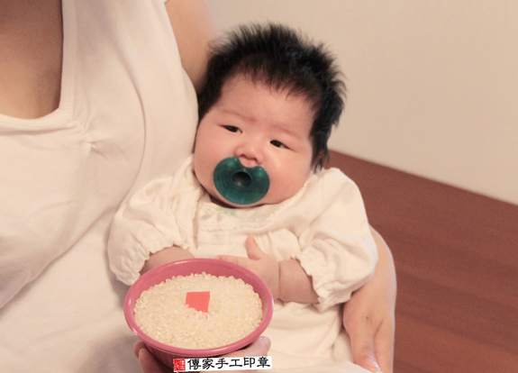 手塚寶寶(新北汐止區到府嬰兒寶寶滿月剃頭理髮、免費到府嬰兒剃胎毛儀式吉祥話)。到府剃頭剃胎毛主持、專業拍照、DVD光碟、證書。★購買「臍帶章、肚臍章、胎毛筆刷印章」贈送：剃頭、收涎、抓周，三選一。2015.11.07 照片5
