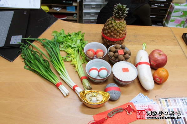 剃胎毛、滿月剃頭、嬰兒剃頭、嬰兒理髮、嬰兒剃髮、嬰兒剃胎毛、嬰兒滿月剃頭、寶寶剃頭、剃胎毛儀式、剃胎毛吉祥話、滿月剃頭儀式、滿月剃頭吉祥話、寶寶剃胎毛、寶寶滿月剃頭理髮、新北永和區剃胎毛、新北永和區滿月剃頭、新北永和區嬰兒剃頭剃胎毛、新北永和區嬰兒理髮、新北永和區嬰兒剃髮、劉寶寶(新北永和區嬰兒寶寶滿月剃頭理髮、免費嬰兒剃胎毛儀式吉祥話)。中國風會場，爸媽寶貝免費穿「日中韓」古裝禮服。專業拍照、DVD光碟、證書。★購買「臍帶章、肚臍章、胎毛筆刷印章」贈送：剃頭、收涎、抓周，三選一。2016.02.25 照片1