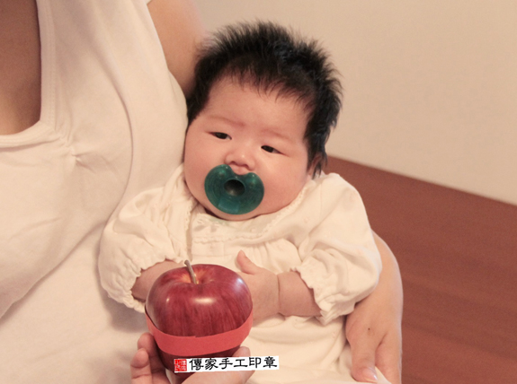手塚寶寶(新北汐止區到府嬰兒寶寶滿月剃頭理髮、免費到府嬰兒剃胎毛儀式吉祥話)。到府剃頭剃胎毛主持、專業拍照、DVD光碟、證書。★購買「臍帶章、肚臍章、胎毛筆刷印章」贈送：剃頭、收涎、抓周，三選一。2015.11.07 照片7