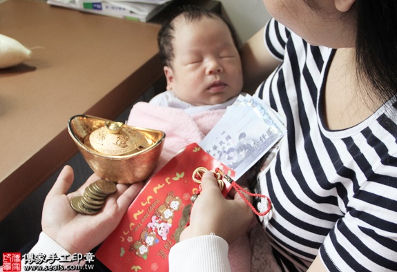 剃胎毛、滿月剃頭、嬰兒剃頭、嬰兒理髮、嬰兒剃髮、嬰兒剃胎毛、嬰兒滿月剃頭、寶寶剃頭、剃胎毛儀式、剃胎毛吉祥話、滿月剃頭儀式、滿月剃頭吉祥話、寶寶剃胎毛、寶寶滿月剃頭理髮、 台北中正區剃胎毛、台北中正區滿月剃頭、 台北中正區嬰兒剃頭剃胎毛、台北中正區嬰兒理髮、台北中正區嬰兒剃髮、賴寶寶(台北中正區到府嬰兒寶寶滿月剃頭理髮、免費到府嬰兒剃胎毛儀式吉祥話)。到府剃頭剃胎毛主持、專業拍照、DVD光碟、證書。★購買「臍帶章、肚臍章、胎毛筆刷印章」贈送：剃頭、收涎、抓周，三選一。2016.06.22  照片14