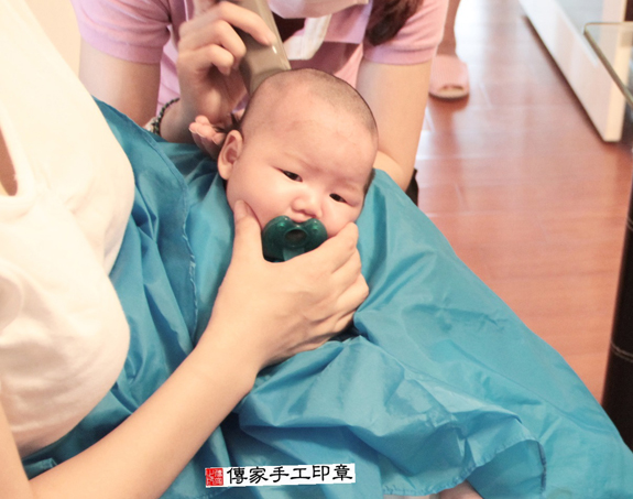 手塚寶寶(新北汐止區到府嬰兒寶寶滿月剃頭理髮、免費到府嬰兒剃胎毛儀式吉祥話)。到府剃頭剃胎毛主持、專業拍照、DVD光碟、證書。★購買「臍帶章、肚臍章、胎毛筆刷印章」贈送：剃頭、收涎、抓周，三選一。2015.11.07 照片16
