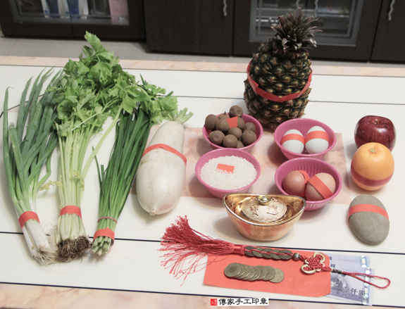 林寶寶(新北板橋區到府嬰兒寶寶滿月剃頭理髮、免費到府嬰兒剃胎毛儀式吉祥話)。到府剃頭剃胎毛主持、專業拍照、DVD光碟、證書。★購買「臍帶章、肚臍章、胎毛筆刷印章」贈送：剃頭、收涎、抓周，三選一。2015.12.04 照片1