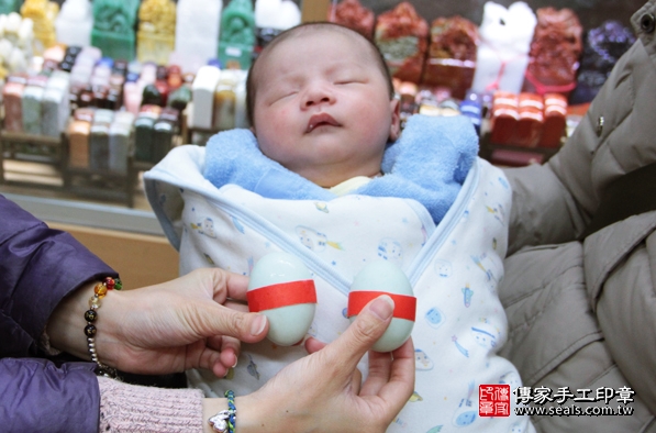 剃胎毛、滿月剃頭、嬰兒剃頭、嬰兒理髮、嬰兒剃髮、嬰兒剃胎毛、嬰兒滿月剃頭、寶寶剃頭、剃胎毛儀式、剃胎毛吉祥話、滿月剃頭儀式、滿月剃頭吉祥話、寶寶剃胎毛、寶寶滿月剃頭理髮、新北永和區剃胎毛、新北永和區滿月剃頭、新北永和區嬰兒剃頭剃胎毛、新北永和區嬰兒理髮、新北永和區嬰兒剃髮、吳寶寶(新北永和區嬰兒寶寶滿月剃頭理髮、免費嬰兒剃胎毛儀式吉祥話)。中國風會場，爸媽寶貝免費穿「日中韓」古裝禮服。專業拍照、DVD光碟、證書。★購買「臍帶章、肚臍章、胎毛筆刷印章」贈送：剃頭、收涎、抓周，三選一。2016.02.26 照片4