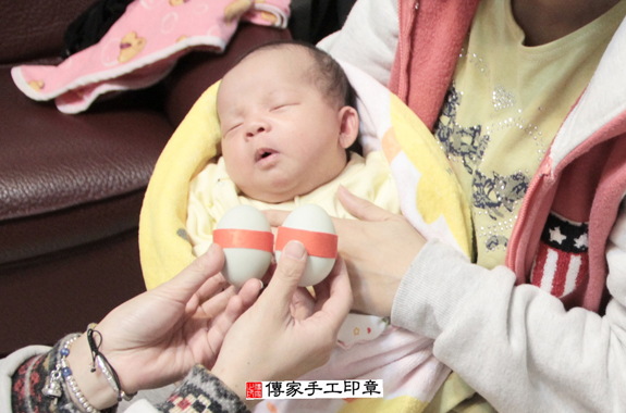 林寶寶(新北板橋區到府嬰兒寶寶滿月剃頭理髮、免費到府嬰兒剃胎毛儀式吉祥話)。到府剃頭剃胎毛主持、專業拍照、DVD光碟、證書。★購買「臍帶章、肚臍章、胎毛筆刷印章」贈送：剃頭、收涎、抓周，三選一。2015.12.04 照片4