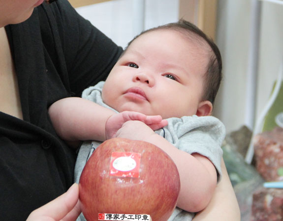 洪寶寶(新北永和區嬰兒寶寶滿月剃頭理髮、免費嬰兒剃胎毛儀式吉祥話)。中國風會場，爸媽寶貝免費穿「日中韓」古裝禮服。專業拍照、DVD光碟、證書。★購買「臍帶章、肚臍章、胎毛筆刷印章」贈送：剃頭、收涎、抓周，三選一。 2015.07.07 照片9