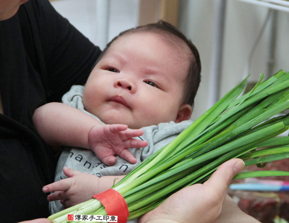 洪寶寶(新北永和區嬰兒寶寶滿月剃頭理髮、免費嬰兒剃胎毛儀式吉祥話)。中國風會場，爸媽寶貝免費穿「日中韓」古裝禮服。專業拍照、DVD光碟、證書。★購買「臍帶章、肚臍章、胎毛筆刷印章」贈送：剃頭、收涎、抓周，三選一。 2015.07.07 照片10