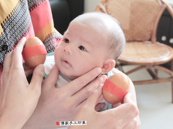 賴寶寶(新北三重區到府嬰兒寶寶滿月剃頭理髮、免費到府嬰兒剃胎毛儀式吉祥話)。到府剃頭剃胎毛主持、專業拍照、DVD光碟、證書。★購買「臍帶章、肚臍章、胎毛筆刷印章」贈送：剃頭、收涎、抓周，三選一。2015.11.08 照片3
