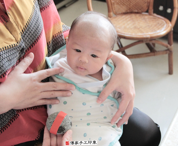 賴寶寶(新北三重區到府嬰兒寶寶滿月剃頭理髮、免費到府嬰兒剃胎毛儀式吉祥話)。到府剃頭剃胎毛主持、專業拍照、DVD光碟、證書。★購買「臍帶章、肚臍章、胎毛筆刷印章」贈送：剃頭、收涎、抓周，三選一。2015.11.08 照片5