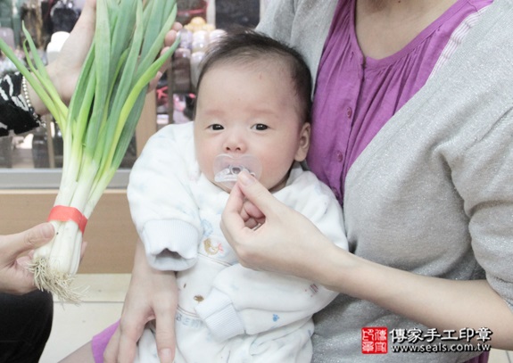 剃胎毛、滿月剃頭、嬰兒剃頭、嬰兒理髮、嬰兒剃髮、嬰兒剃胎毛、嬰兒滿月剃頭、寶寶剃頭、剃胎毛儀式、剃胎毛吉祥話、滿月剃頭儀式、滿月剃頭吉祥話、寶寶剃胎毛、寶寶滿月剃頭理髮、新北永和區剃胎毛、新北永和區滿月剃頭、新北永和區嬰兒剃頭剃胎毛、新北永和區嬰兒理髮、新北永和區嬰兒剃髮、盧寶寶(新北永和區嬰兒寶寶滿月剃頭理髮、免費嬰兒剃胎毛儀式吉祥話)。中國風會場，爸媽寶貝免費穿「日中韓」古裝禮服。專業拍照、DVD光碟、證書。★購買「臍帶章、肚臍章、胎毛筆刷印章」贈送：剃頭、收涎、抓周，三選一。2015.12.24 照片12