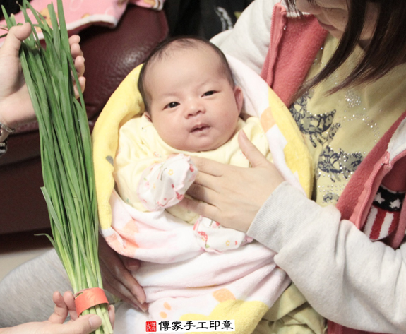 林寶寶(新北板橋區到府嬰兒寶寶滿月剃頭理髮、免費到府嬰兒剃胎毛儀式吉祥話)。到府剃頭剃胎毛主持、專業拍照、DVD光碟、證書。★購買「臍帶章、肚臍章、胎毛筆刷印章」贈送：剃頭、收涎、抓周，三選一。2015.12.04 照片10