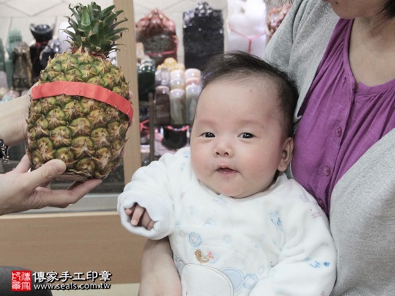 剃胎毛、滿月剃頭、嬰兒剃頭、嬰兒理髮、嬰兒剃髮、嬰兒剃胎毛、嬰兒滿月剃頭、寶寶剃頭、剃胎毛儀式、剃胎毛吉祥話、滿月剃頭儀式、滿月剃頭吉祥話、寶寶剃胎毛、寶寶滿月剃頭理髮、新北永和區剃胎毛、新北永和區滿月剃頭、新北永和區嬰兒剃頭剃胎毛、新北永和區嬰兒理髮、新北永和區嬰兒剃髮、盧寶寶(新北永和區嬰兒寶寶滿月剃頭理髮、免費嬰兒剃胎毛儀式吉祥話)。中國風會場，爸媽寶貝免費穿「日中韓」古裝禮服。專業拍照、DVD光碟、證書。★購買「臍帶章、肚臍章、胎毛筆刷印章」贈送：剃頭、收涎、抓周，三選一。2015.12.24 照片14