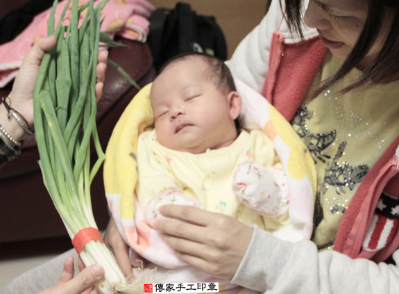 林寶寶(新北板橋區到府嬰兒寶寶滿月剃頭理髮、免費到府嬰兒剃胎毛儀式吉祥話)。到府剃頭剃胎毛主持、專業拍照、DVD光碟、證書。★購買「臍帶章、肚臍章、胎毛筆刷印章」贈送：剃頭、收涎、抓周，三選一。2015.12.04 照片12