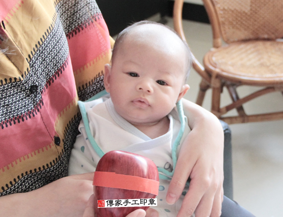 賴寶寶(新北三重區到府嬰兒寶寶滿月剃頭理髮、免費到府嬰兒剃胎毛儀式吉祥話)。到府剃頭剃胎毛主持、專業拍照、DVD光碟、證書。★購買「臍帶章、肚臍章、胎毛筆刷印章」贈送：剃頭、收涎、抓周，三選一。2015.11.08 照片9