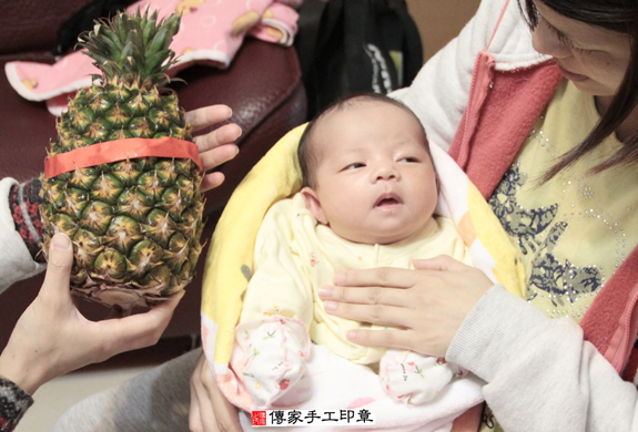 林寶寶(新北板橋區到府嬰兒寶寶滿月剃頭理髮、免費到府嬰兒剃胎毛儀式吉祥話)。到府剃頭剃胎毛主持、專業拍照、DVD光碟、證書。★購買「臍帶章、肚臍章、胎毛筆刷印章」贈送：剃頭、收涎、抓周，三選一。2015.12.04 照片14