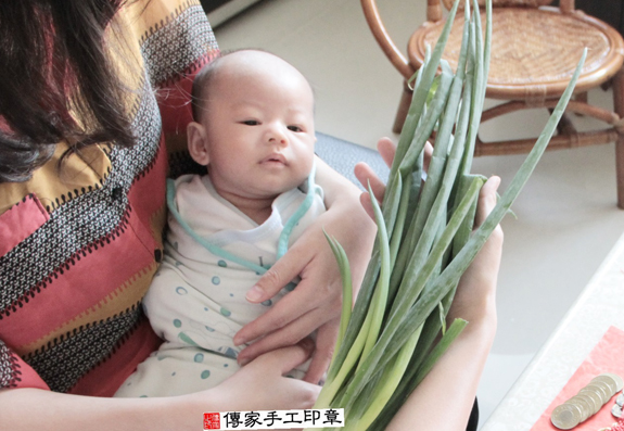 賴寶寶(新北三重區到府嬰兒寶寶滿月剃頭理髮、免費到府嬰兒剃胎毛儀式吉祥話)。到府剃頭剃胎毛主持、專業拍照、DVD光碟、證書。★購買「臍帶章、肚臍章、胎毛筆刷印章」贈送：剃頭、收涎、抓周，三選一。2015.11.08 照片12