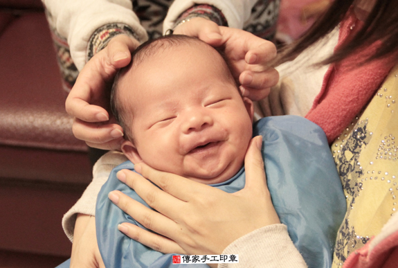 林寶寶(新北板橋區到府嬰兒寶寶滿月剃頭理髮、免費到府嬰兒剃胎毛儀式吉祥話)。到府剃頭剃胎毛主持、專業拍照、DVD光碟、證書。★購買「臍帶章、肚臍章、胎毛筆刷印章」贈送：剃頭、收涎、抓周，三選一。2015.12.04 照片16