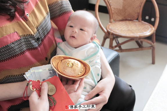 賴寶寶(新北三重區到府嬰兒寶寶滿月剃頭理髮、免費到府嬰兒剃胎毛儀式吉祥話)。到府剃頭剃胎毛主持、專業拍照、DVD光碟、證書。★購買「臍帶章、肚臍章、胎毛筆刷印章」贈送：剃頭、收涎、抓周，三選一。2015.11.08 照片15