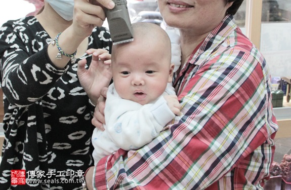 剃胎毛、滿月剃頭、嬰兒剃頭、嬰兒理髮、嬰兒剃髮、嬰兒剃胎毛、嬰兒滿月剃頭、寶寶剃頭、剃胎毛儀式、剃胎毛吉祥話、滿月剃頭儀式、滿月剃頭吉祥話、寶寶剃胎毛、寶寶滿月剃頭理髮、新北永和區剃胎毛、新北永和區滿月剃頭、新北永和區嬰兒剃頭剃胎毛、新北永和區嬰兒理髮、新北永和區嬰兒剃髮、盧寶寶(新北永和區嬰兒寶寶滿月剃頭理髮、免費嬰兒剃胎毛儀式吉祥話)。中國風會場，爸媽寶貝免費穿「日中韓」古裝禮服。專業拍照、DVD光碟、證書。★購買「臍帶章、肚臍章、胎毛筆刷印章」贈送：剃頭、收涎、抓周，三選一。2015.12.24 照片19