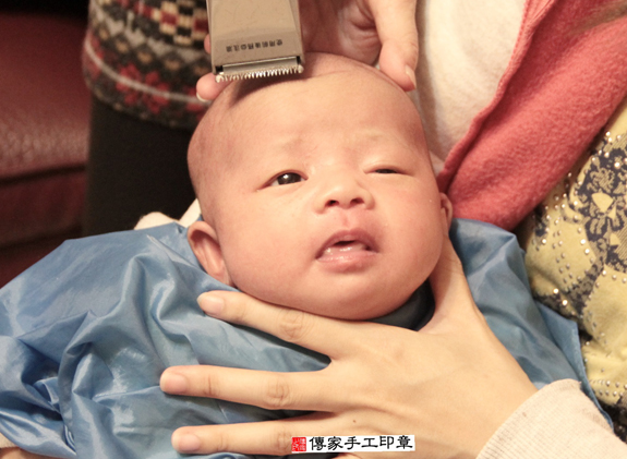 林寶寶(新北板橋區到府嬰兒寶寶滿月剃頭理髮、免費到府嬰兒剃胎毛儀式吉祥話)。到府剃頭剃胎毛主持、專業拍照、DVD光碟、證書。★購買「臍帶章、肚臍章、胎毛筆刷印章」贈送：剃頭、收涎、抓周，三選一。2015.12.04 照片18