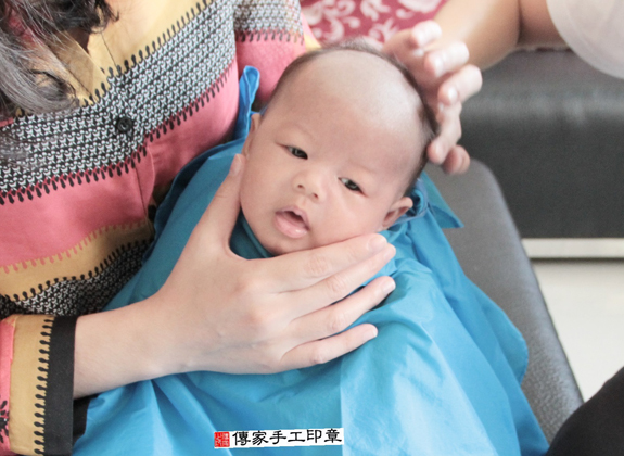 賴寶寶(新北三重區到府嬰兒寶寶滿月剃頭理髮、免費到府嬰兒剃胎毛儀式吉祥話)。到府剃頭剃胎毛主持、專業拍照、DVD光碟、證書。★購買「臍帶章、肚臍章、胎毛筆刷印章」贈送：剃頭、收涎、抓周，三選一。2015.11.08 照片16