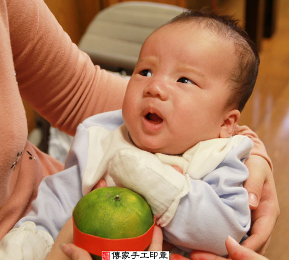 杜寶寶(新北永和區到府嬰兒寶寶滿月剃頭理髮、免費到府嬰兒剃胎毛儀式吉祥話)。到府剃頭剃胎毛主持、專業拍照、DVD光碟、證書。★購買「臍帶章、肚臍章、胎毛筆刷印章」贈送：剃頭、收涎、抓周，三選一。2014.11.07 照片9