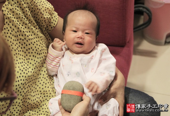剃胎毛、滿月剃頭、嬰兒剃頭、嬰兒理髮、嬰兒剃髮、嬰兒剃胎毛、嬰兒滿月剃頭、寶寶剃頭、剃胎毛儀式、剃胎毛吉祥話、滿月剃頭儀式、滿月剃頭吉祥話、寶寶剃胎毛、寶寶滿月剃頭理髮、台北中山區剃胎毛、台北中山區滿月剃頭、台北中山區嬰兒剃頭剃胎毛、台北中山區嬰兒理髮、台北中山區嬰兒剃髮、吳寶寶(台北中山區嬰兒寶寶滿月剃頭理髮、免費嬰兒剃胎毛儀式吉祥話)。中國風會場，爸媽寶貝免費穿「日中韓」古裝禮服。專業拍照、DVD光碟、證書。★購買「臍帶章、肚臍章、胎毛筆刷印章」贈送：剃頭、收涎、抓周，三選一。2016.05.02  照片4