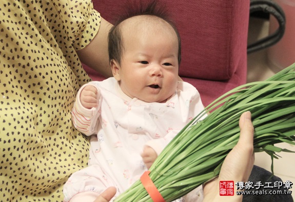 剃胎毛、滿月剃頭、嬰兒剃頭、嬰兒理髮、嬰兒剃髮、嬰兒剃胎毛、嬰兒滿月剃頭、寶寶剃頭、剃胎毛儀式、剃胎毛吉祥話、滿月剃頭儀式、滿月剃頭吉祥話、寶寶剃胎毛、寶寶滿月剃頭理髮、台北中山區剃胎毛、台北中山區滿月剃頭、台北中山區嬰兒剃頭剃胎毛、台北中山區嬰兒理髮、台北中山區嬰兒剃髮、吳寶寶(台北中山區嬰兒寶寶滿月剃頭理髮、免費嬰兒剃胎毛儀式吉祥話)。中國風會場，爸媽寶貝免費穿「日中韓」古裝禮服。專業拍照、DVD光碟、證書。★購買「臍帶章、肚臍章、胎毛筆刷印章」贈送：剃頭、收涎、抓周，三選一。2016.05.02  照片9