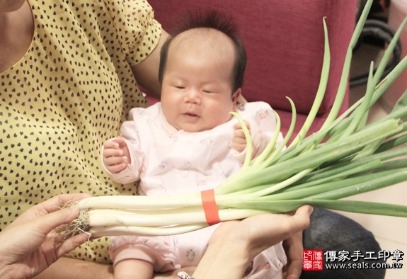 剃胎毛、滿月剃頭、嬰兒剃頭、嬰兒理髮、嬰兒剃髮、嬰兒剃胎毛、嬰兒滿月剃頭、寶寶剃頭、剃胎毛儀式、剃胎毛吉祥話、滿月剃頭儀式、滿月剃頭吉祥話、寶寶剃胎毛、寶寶滿月剃頭理髮、台北中山區剃胎毛、台北中山區滿月剃頭、台北中山區嬰兒剃頭剃胎毛、台北中山區嬰兒理髮、台北中山區嬰兒剃髮、吳寶寶(台北中山區嬰兒寶寶滿月剃頭理髮、免費嬰兒剃胎毛儀式吉祥話)。中國風會場，爸媽寶貝免費穿「日中韓」古裝禮服。專業拍照、DVD光碟、證書。★購買「臍帶章、肚臍章、胎毛筆刷印章」贈送：剃頭、收涎、抓周，三選一。2016.05.02  照片11