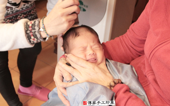 周寶寶(新北三重區到府嬰兒寶寶滿月剃頭理髮、免費到府嬰兒剃胎毛儀式吉祥話)。到府剃頭剃胎毛主持、專業拍照、DVD光碟、證書。★購買「臍帶章、肚臍章、胎毛筆刷印章」贈送：剃頭、收涎、抓周，三選一。2015.12.04 照片15