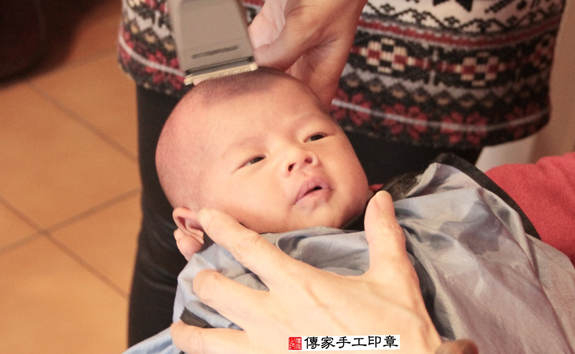 周寶寶(新北三重區到府嬰兒寶寶滿月剃頭理髮、免費到府嬰兒剃胎毛儀式吉祥話)。到府剃頭剃胎毛主持、專業拍照、DVD光碟、證書。★購買「臍帶章、肚臍章、胎毛筆刷印章」贈送：剃頭、收涎、抓周，三選一。2015.12.04 照片17