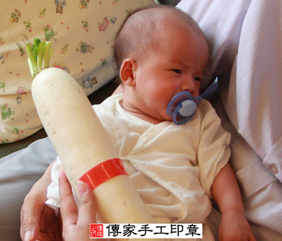 吳寶寶（哥哥）(新北永和區到府嬰兒寶寶滿月剃頭理髮、免費到府嬰兒剃胎毛儀式吉祥話)。到府剃頭剃胎毛主持、專業拍照、DVD光碟、證書。★購買「臍帶章、肚臍章、胎毛筆刷印章」贈送：剃頭、收涎、抓周，三選一。 2014.09.23 照片13