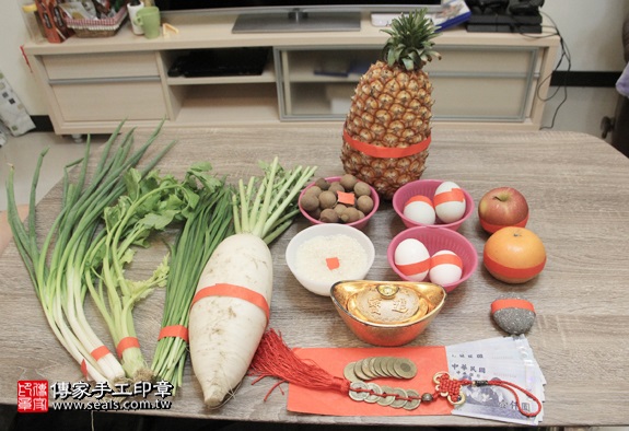 剃胎毛、滿月剃頭、嬰兒剃頭、嬰兒理髮、嬰兒剃髮、嬰兒剃胎毛、嬰兒滿月剃頭、寶寶剃頭、剃胎毛儀式、剃胎毛吉祥話、滿月剃頭儀式、滿月剃頭吉祥話、寶寶剃胎毛、寶寶滿月剃頭理髮、 新北中和區剃胎毛、新北中和區滿月剃頭、 新北中和區嬰兒剃頭剃胎毛、新北中和區嬰兒理髮、新北中和區嬰兒剃髮、徐寶寶(新北中和區到府嬰兒寶寶滿月剃頭理髮、免費到府嬰兒剃胎毛儀式吉祥話)。到府剃頭剃胎毛主持、專業拍照、DVD光碟、證書。★購買「臍帶章、肚臍章、胎毛筆刷印章」贈送：剃頭、收涎、抓周，三選一。2016.05.02  照片1