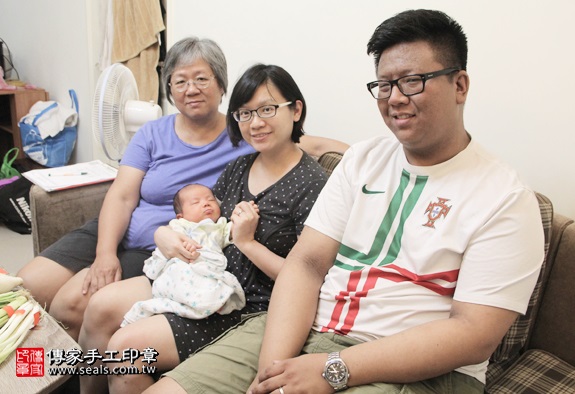 剃胎毛、滿月剃頭、嬰兒剃頭、嬰兒理髮、嬰兒剃髮、嬰兒剃胎毛、嬰兒滿月剃頭、寶寶剃頭、剃胎毛儀式、剃胎毛吉祥話、滿月剃頭儀式、滿月剃頭吉祥話、寶寶剃胎毛、寶寶滿月剃頭理髮、 新北中和區剃胎毛、新北中和區滿月剃頭、 新北中和區嬰兒剃頭剃胎毛、新北中和區嬰兒理髮、新北中和區嬰兒剃髮、徐寶寶(新北中和區到府嬰兒寶寶滿月剃頭理髮、免費到府嬰兒剃胎毛儀式吉祥話)。到府剃頭剃胎毛主持、專業拍照、DVD光碟、證書。★購買「臍帶章、肚臍章、胎毛筆刷印章」贈送：剃頭、收涎、抓周，三選一。2016.05.02  照片2