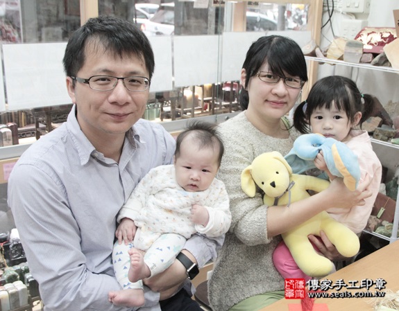 剃胎毛、滿月剃頭、嬰兒剃頭、嬰兒理髮、嬰兒剃髮、嬰兒剃胎毛、嬰兒滿月剃頭、寶寶剃頭、剃胎毛儀式、剃胎毛吉祥話、滿月剃頭儀式、滿月剃頭吉祥話、寶寶剃胎毛、寶寶滿月剃頭理髮、新北永和區剃胎毛、新北永和區滿月剃頭、新北永和區嬰兒剃頭剃胎毛、新北永和區嬰兒理髮、新北永和區嬰兒剃髮、李寶寶(新北永和區嬰兒寶寶滿月剃頭理髮、免費嬰兒剃胎毛儀式吉祥話)。中國風會場，爸媽寶貝免費穿「日中韓」古裝禮服。專業拍照、DVD光碟、證書。★購買「臍帶章、肚臍章、胎毛筆刷印章」贈送：剃頭、收涎、抓周，三選一。2015.12.26 照片2