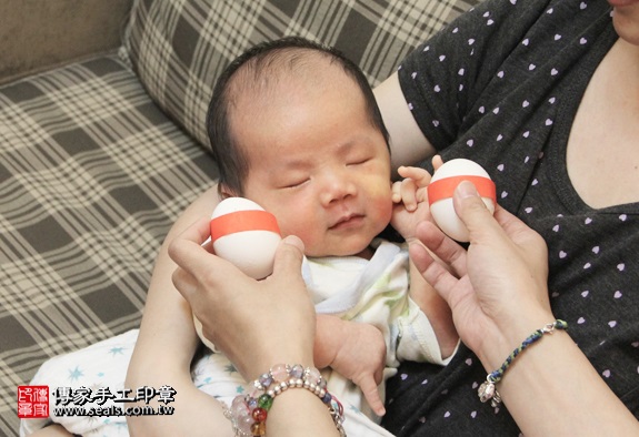 剃胎毛、滿月剃頭、嬰兒剃頭、嬰兒理髮、嬰兒剃髮、嬰兒剃胎毛、嬰兒滿月剃頭、寶寶剃頭、剃胎毛儀式、剃胎毛吉祥話、滿月剃頭儀式、滿月剃頭吉祥話、寶寶剃胎毛、寶寶滿月剃頭理髮、 新北中和區剃胎毛、新北中和區滿月剃頭、 新北中和區嬰兒剃頭剃胎毛、新北中和區嬰兒理髮、新北中和區嬰兒剃髮、徐寶寶(新北中和區到府嬰兒寶寶滿月剃頭理髮、免費到府嬰兒剃胎毛儀式吉祥話)。到府剃頭剃胎毛主持、專業拍照、DVD光碟、證書。★購買「臍帶章、肚臍章、胎毛筆刷印章」贈送：剃頭、收涎、抓周，三選一。2016.05.02  照片3