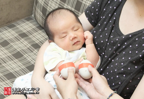 剃胎毛、滿月剃頭、嬰兒剃頭、嬰兒理髮、嬰兒剃髮、嬰兒剃胎毛、嬰兒滿月剃頭、寶寶剃頭、剃胎毛儀式、剃胎毛吉祥話、滿月剃頭儀式、滿月剃頭吉祥話、寶寶剃胎毛、寶寶滿月剃頭理髮、 新北中和區剃胎毛、新北中和區滿月剃頭、 新北中和區嬰兒剃頭剃胎毛、新北中和區嬰兒理髮、新北中和區嬰兒剃髮、徐寶寶(新北中和區到府嬰兒寶寶滿月剃頭理髮、免費到府嬰兒剃胎毛儀式吉祥話)。到府剃頭剃胎毛主持、專業拍照、DVD光碟、證書。★購買「臍帶章、肚臍章、胎毛筆刷印章」贈送：剃頭、收涎、抓周，三選一。2016.05.02  照片4