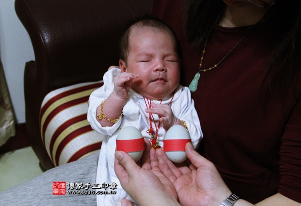 剃胎毛、滿月剃頭、嬰兒剃頭、嬰兒理髮、嬰兒剃髮、嬰兒剃胎毛、嬰兒滿月剃頭、寶寶剃頭、剃胎毛儀式、剃胎毛吉祥話、滿月剃頭儀式、滿月剃頭吉祥話、寶寶剃胎毛、寶寶滿月剃頭理髮、 新北新莊區剃胎毛、新北新莊區滿月剃頭、 新北新莊區嬰兒剃頭剃胎毛、新北新莊區嬰兒理髮、新北新莊區嬰兒剃髮、謝寶寶(新北新莊區到府嬰兒寶寶滿月剃頭理髮、免費到府嬰兒剃胎毛儀式吉祥話)。到府剃頭剃胎毛主持、專業拍照、DVD光碟、證書。★購買「臍帶章、肚臍章、胎毛筆刷印章」贈送：剃頭、收涎、抓周，三選一。2016.04.10  照片4